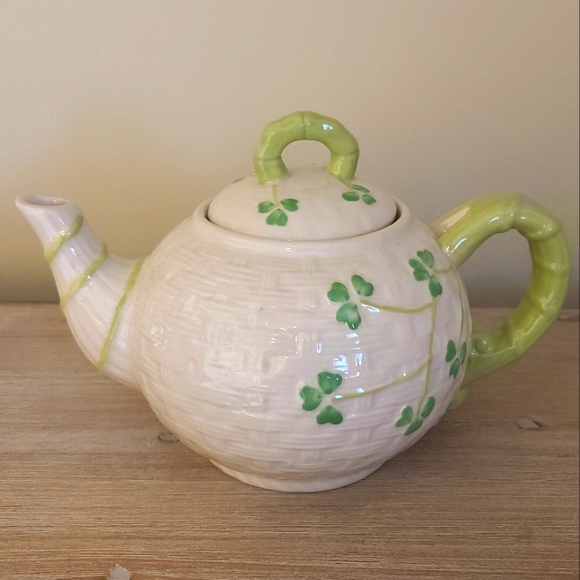 🍀Celtic Classics Stoneware Shamrock Clover with Basket Weave Design Teapot - Picture 1 of 14